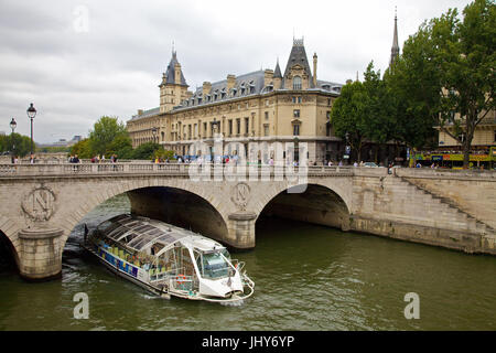 Imbarcazione turistica sotto un ponte sul suo, Paris, Francia - imbarcazione turistica il suo fiume, Parigi, Francia, Touristenboot unter einer Brücke auf der Seine, Frankreic Foto Stock