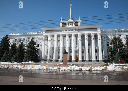 Statua di Vladimir Lenin davanti al Parlamento Transnisstrian edificio, Tiraspol, Transnistria, Moldavia Foto Stock