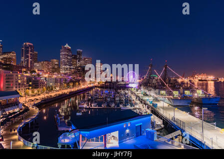 Seattle skyline at night from the waterfront Foto Stock