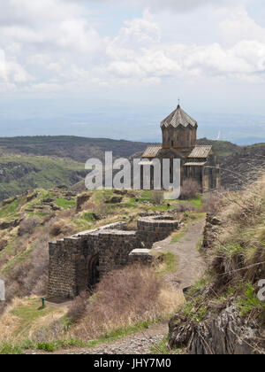 Fortezza Amberd complesso in Armenia, imponendo sul monte Aragats piste, altitudine ca 2300 m, Vahramashen Chiesa xi secolo Foto Stock