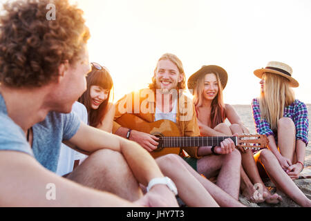 Felice gruppo di amico avente party sulla spiaggia Foto Stock