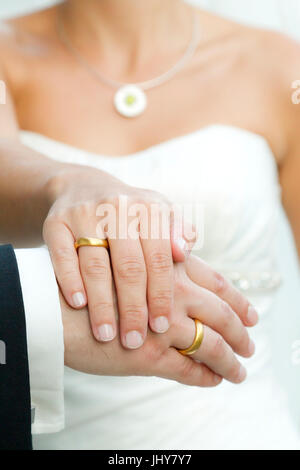 Le mani di una sposa e lo sposo, gli anelli di nozze - mani di una coppia di sposi, wedding tutto intorno, H'Ä ˚nde eines Brautpaares, Eheringe - mani di un colpo di stato nuziale Foto Stock