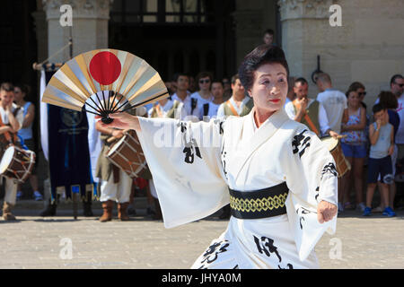 Un tradizionale giapponese performance di danza durante un festival in Piazza della Libertà a San Marino Foto Stock