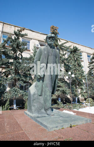 Statua di Lenin accanto a Gagauzia il palazzo del governo in Comrat, regione autonoma della Gagauzia, Repubblica di Moldavia Foto Stock