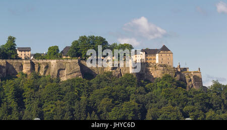 Vista al di sopra di un grano-campo sulla fortezza re della pietra, re della pietra, Svizzera Sassone, Sassone, Germania - Vister su un campo di mais a fort re della pietra Foto Stock