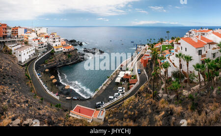 Panoramica vista aerea della Chica spiaggia di Puerto de Santiago a Los Gigantes, Tenerife, Isole Canarie, Spagna. Foto Stock