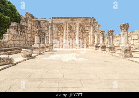 Vista l'angolo nord-ovest del bianco nella sinagoga di Cafarnao 4th-sinagoga quattrocentesca, vicino al mare di Galilea, Israele. Foto Stock
