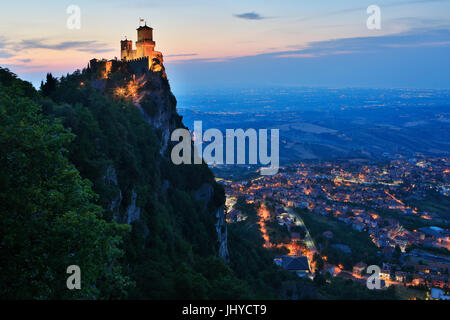 L'undicesimo secolo la fortezza di Guaita sul Monte Titano a San Marino Foto Stock