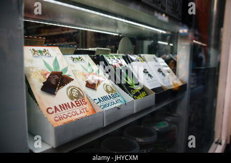 Amsterdam, Paesi Bassi - 25 April, 2017: barrette di cioccolato con la marijuana vendere in una Smart Shop nel centro della cittã di Amsterdam. Foto Stock