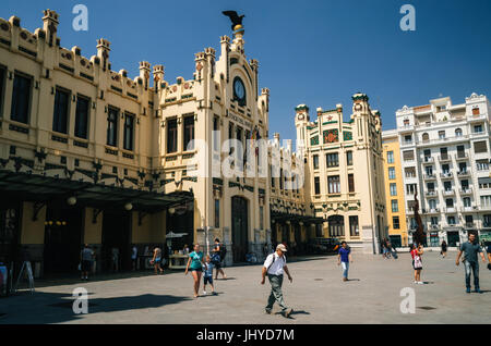 Stazione ferroviaria nord Estacion del Norte o Estacio del Nord di Valencia si trova nel centro della città, Spagna. Architettura Spagnola in stile moderno Foto Stock