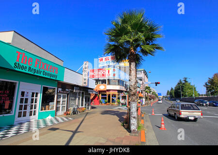 Fussa lato di base Street sulla Route 16 al fianco di Yokota Air Base in Fussa City Tokyo Giappone Foto Stock