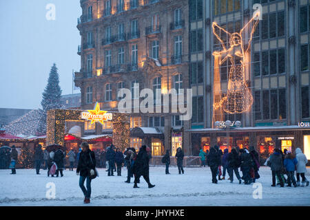 Germania, Colonia, il mercato di Natale presso la Roncalli piazza di fronte alla cattedrale, illuminazione di Natale presso la casa Blau-Gold, Angelo. Foto Stock