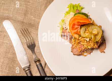 Specialità danesi e piatti nazionali e di alta qualità di sandwich aperto,un arrosto di manzo con remoulade e arrostito croccante cipolle, servita su un piatto pronto per mangiare Foto Stock