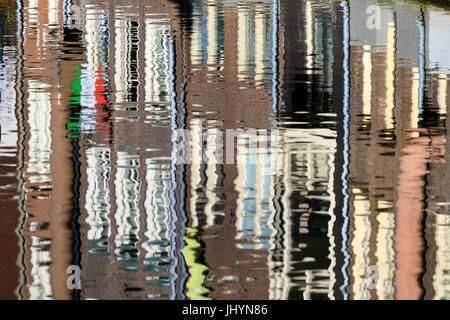 Dettagli astratta di edifici si riflette in un tipico canale del fiume Amstel di Amsterdam, Olanda (Paesi Bassi), Europa Foto Stock