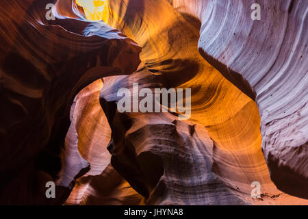 Luci e ombre nella parte superiore Antelope Canyon, il parco tribale Navajo, Arizona, Stati Uniti d'America, America del Nord Foto Stock