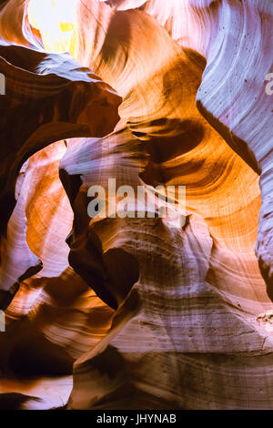 Luci e ombre nella parte superiore Antelope Canyon, il parco tribale Navajo, Arizona, Stati Uniti d'America, America del Nord Foto Stock