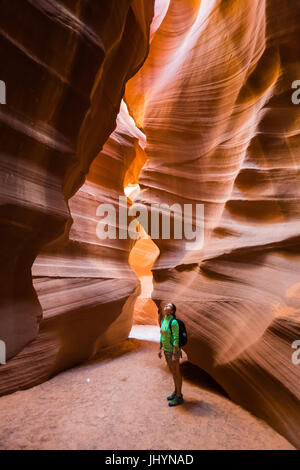 Ragazza superiore visita Antelope Canyon, il parco tribale Navajo, Arizona, Stati Uniti d'America, America del Nord Foto Stock