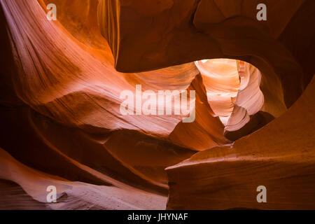 Luci e ombre a minore Antelope Canyon, il parco tribale Navajo, Arizona, Stati Uniti d'America, America del Nord Foto Stock