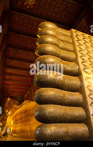 Buddha reclinato di Wat Pho (Wat Po), Bangkok, Thailandia, Sud-est asiatico, in Asia Foto Stock