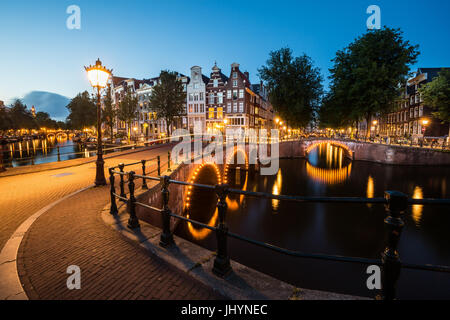 Amsterdam Sud del canal ring in corrispondenza dell'intersezione di Leidsegracht e Keizersgracht, Amsterdam, Paesi Bassi Foto Stock