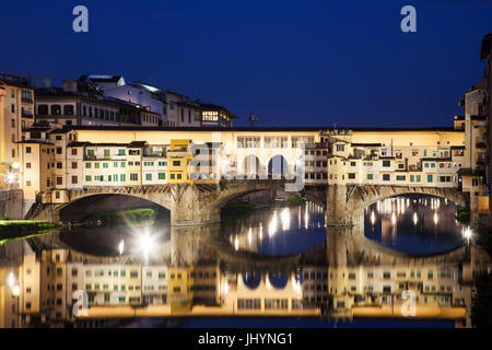 Ponte Vecchio di notte riflettendo nel fiume Arno, Firenze, Sito Patrimonio Mondiale dell'UNESCO, Toscana, Italia, Europa Foto Stock