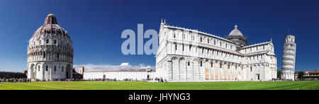 Panorama di Piazza dei Miracoli contenente la Torre Pendente di Pisa, la cattedrale e il Battistero, UNESCO, Pisa, Toscana, Italia Foto Stock