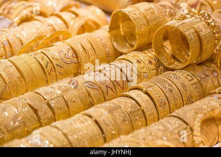 Gioielli in Oro in vendita nel negozio finestra, Gold Souk di Dubai, Emirati Arabi Uniti, Medio Oriente Foto Stock