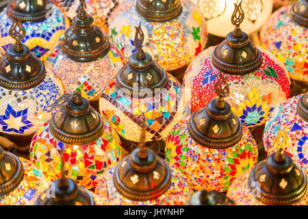 Colorate lampade pensili in vendita, Deira Souk, il Creek di Dubai, Emirati Arabi Uniti, Medio Oriente Foto Stock