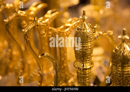 Souvenir placcato oro tradizionale arabo urne di tè, centro commerciale di Dubai, Dubai, Emirati Arabi Uniti, Medio Oriente Foto Stock