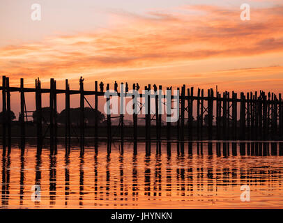 Vista di U-Bein Bridge al tramonto, Amarapura, Mandalay Mandalay Regione, Myanmar (Birmania), Asia Foto Stock