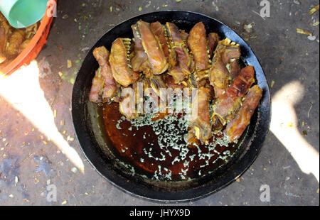 Anantnag, India. 16 Luglio, 2017. Wazwan è un multi-pasto nella cucina del Kashmir, la cui preparazione è considerato un'arte e un punto di orgoglio nella cultura del Kashmir e identità. Quasi tutti i piatti sono a base di carne con carne di agnello o di pollo. È famoso in tutta la questione del Kashmir, inoltre, Wazwan è servita anche a livello internazionale in Kashmir sagre e riunioni.nella lingua del Kashmir, waz significa 'cuocere' o 'Cucina' e mezzi di wan 'shop'. La ultimate banchetto solenne in Kashmir è il royal wazwan. Credito: Aasif Shafi/Pacific Press/Alamy Live News Foto Stock