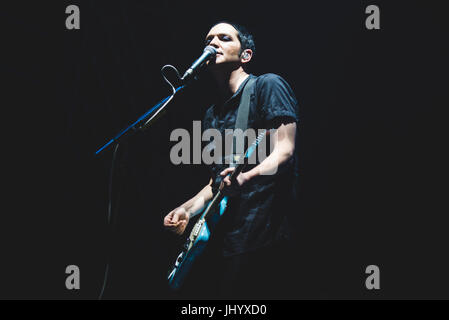 Il Barolo, Italia. 16 Luglio, 2017. Il placebo performance dal vivo sul palco del Festival Collisioni 2017 in Barolo. Credito: Alessandro Bosio/Pacific Press/Alamy Live News Foto Stock