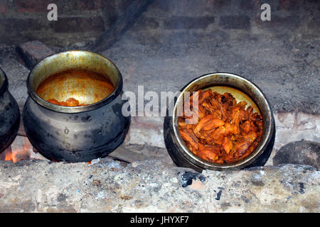 Anantnag, India. 16 Luglio, 2017. Wazwan è un multi-pasto nella cucina del Kashmir, la cui preparazione è considerato un'arte e un punto di orgoglio nella cultura del Kashmir e identità. Quasi tutti i piatti sono a base di carne con carne di agnello o di pollo. È famoso in tutta la questione del Kashmir, inoltre, Wazwan è servita anche a livello internazionale in Kashmir sagre e riunioni.nella lingua del Kashmir, waz significa 'cuocere' o 'Cucina' e mezzi di wan 'shop'. La ultimate banchetto solenne in Kashmir è il royal wazwan. Credito: Aasif Shafi/Pacific Press/Alamy Live News Foto Stock