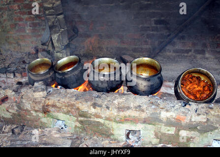 Anantnag, India. 16 Luglio, 2017. Wazwan è un multi-pasto nella cucina del Kashmir, la cui preparazione è considerato un'arte e un punto di orgoglio nella cultura del Kashmir e identità. Quasi tutti i piatti sono a base di carne con carne di agnello o di pollo. È famoso in tutta la questione del Kashmir, inoltre, Wazwan è servita anche a livello internazionale in Kashmir sagre e riunioni.nella lingua del Kashmir, waz significa 'cuocere' o 'Cucina' e mezzi di wan 'shop'. La ultimate banchetto solenne in Kashmir è il royal wazwan. Credito: Aasif Shafi/Pacific Press/Alamy Live News Foto Stock