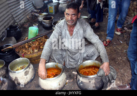 Anantnag, India. 16 Luglio, 2017. Wazwan è un multi-pasto nella cucina del Kashmir, la cui preparazione è considerato un'arte e un punto di orgoglio nella cultura del Kashmir e identità. Quasi tutti i piatti sono a base di carne con carne di agnello o di pollo. È famoso in tutta la questione del Kashmir, inoltre, Wazwan è servita anche a livello internazionale in Kashmir sagre e riunioni.nella lingua del Kashmir, waz significa 'cuocere' o 'Cucina' e mezzi di wan 'shop'. La ultimate banchetto solenne in Kashmir è il royal wazwan. Credito: Aasif Shafi/Pacific Press/Alamy Live News Foto Stock