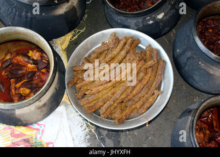 Anantnag, India. 16 Luglio, 2017. Wazwan è un multi-pasto nella cucina del Kashmir, la cui preparazione è considerato un'arte e un punto di orgoglio nella cultura del Kashmir e identità. Quasi tutti i piatti sono a base di carne con carne di agnello o di pollo. È famoso in tutta la questione del Kashmir, inoltre, Wazwan è servita anche a livello internazionale in Kashmir sagre e riunioni.nella lingua del Kashmir, waz significa 'cuocere' o 'Cucina' e mezzi di wan 'shop'. La ultimate banchetto solenne in Kashmir è il royal wazwan. Credito: Aasif Shafi/Pacific Press/Alamy Live News Foto Stock