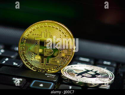 Bitcoin monete sulla tastiera nera Foto Stock