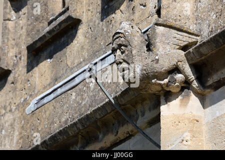 Gargoyle su la Chiesa di San Pietro, Winchcombe, Cotswolds, Gloucestershire, England, Regno Unito, Europa Foto Stock