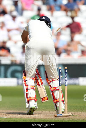 Inghilterra è Joe radice è colpiti dal Sud Africa Chris Morris durante il giorno quattro della seconda prova Investec corrispondono a Trent Bridge, Nottingham. Foto Stock