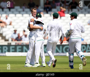 Sud Africa Chris Morris (sinistra) celebra tenendo il paletto di Inghilterra del Joe Root durante 4 giorni della seconda prova Investec corrispondono a Trent Bridge, Nottingham. Foto Stock