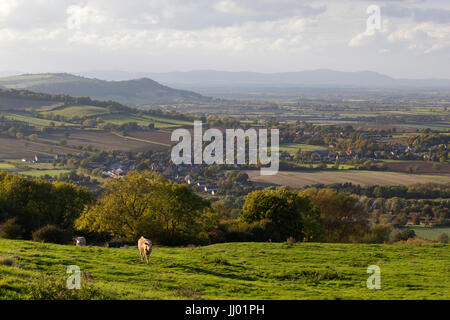 Cotswold paesaggio con vista del villaggio di salutare e di Malvern Hills in distanza, salutare, Cotswolds, Gloucestershire, England, Regno Unito, Europa Foto Stock