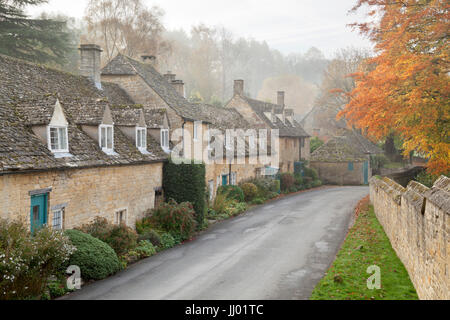 Linea di Cotswold cottage in pietra nella nebbia autunnale, Snowshill, Cotswolds, Gloucestershire, England, Regno Unito, Europa Foto Stock