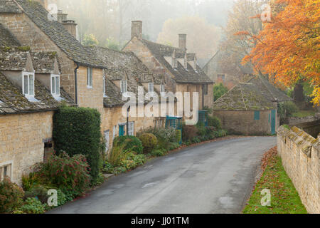 Linea di Cotswold cottage in pietra nella nebbia autunnale, Snowshill, Cotswolds, Gloucestershire, England, Regno Unito, Europa Foto Stock