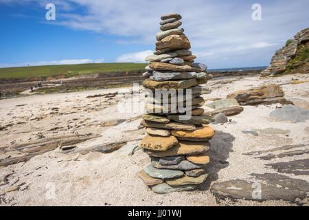Pila o pietre sulla causeway, Brough di Birsay, isole Orcadi Scozia UK Foto Stock