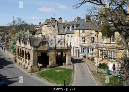 Il mercato coperto e Cotswold cottage in pietra lungo High Street, Chipping Campden, Cotswolds, Gloucestershire, England, Regno Unito, Europa Foto Stock