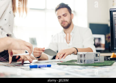 Fiducioso team di ingegneri che lavorano insieme in uno studio di architetto Foto Stock