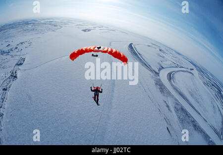 Paracadutista battenti il suo paracadute al di sopra della la tundra frozen Khatanga circostante in Siberia Foto Stock