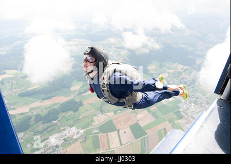 Uno studente paracadutista esce il velivolo per un primo salto manuale Foto Stock