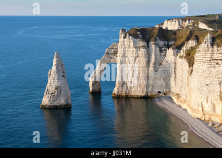 L'Aiguille e Porte d'Aval a Etretat Foto Stock