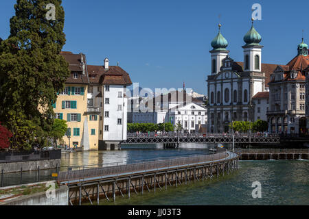 La città di Lucerna (Luzern) in Svizzera. Vista della Chiesa dei Gesuiti su Nadelwerk (Ago Dam) di un palazzo del XIX secolo il dispositivo utilizzato per controllare il flusso Foto Stock